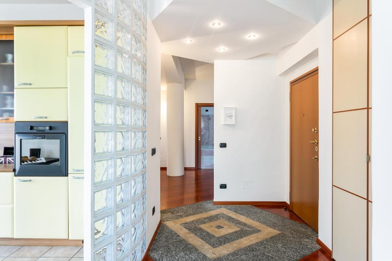Santa Chiara Apartment By MyhomeinКомо Екстер'єр фото
